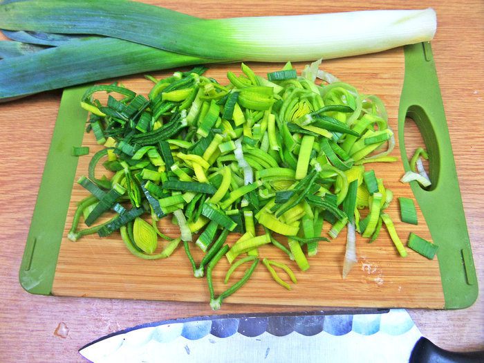 Теплый салат из гречки с колбасками и сыром