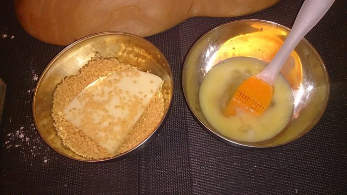 Жареный сыр с соусом из брусники и табаско