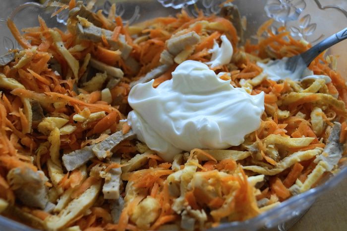 Легкий салат с морковкой и мясом
