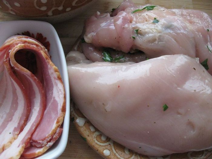 Куриное филе, фаршированное зеленым яблоком и грибами    