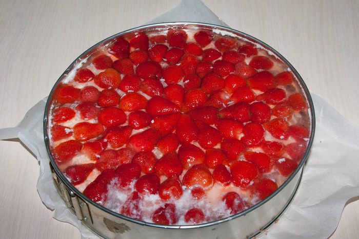 Клубничный непеченый тортик