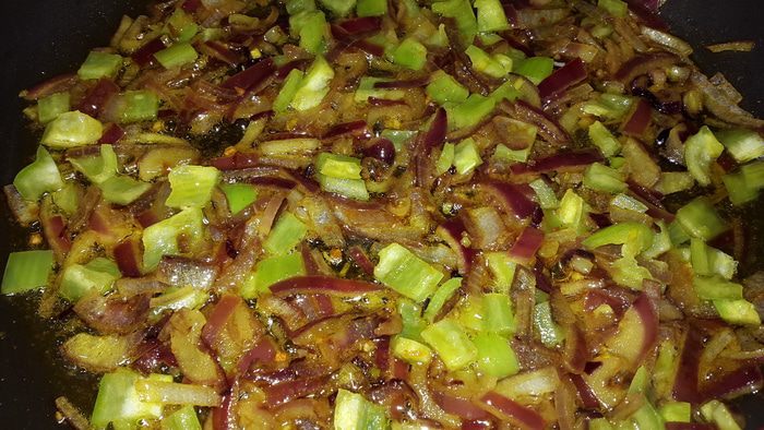 Постный &amp;quot;омлет&amp;quot; с овощами, запеченный в глиняных тарелках