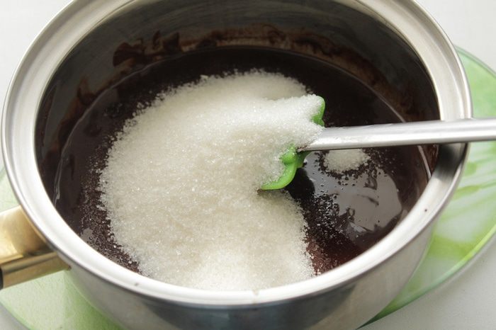 Шоколадно-брусничный торт с творожным кремом