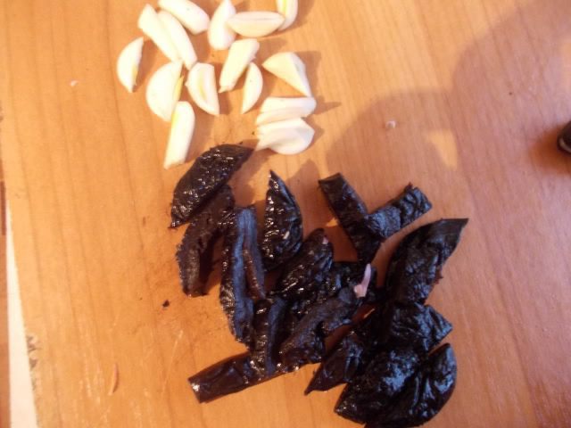 Баранина с чесноком и черносливом