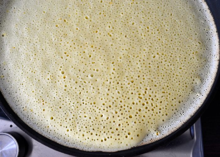 Блинный торт с бананами и шоколадным муссом