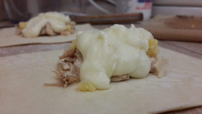 Слойки с сыром, курицей, грибами и соусом бешамель