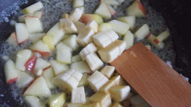 Сладкие макароны с фруктами