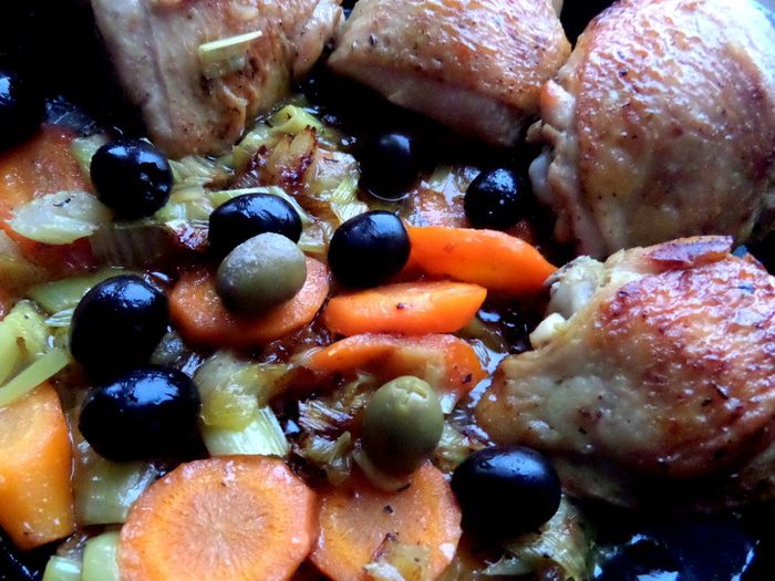 Куриные бёдра с овощами и соусом