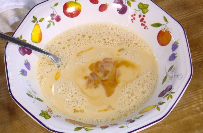 Ягоды и бананы на бриоши с кленовым сиропом 