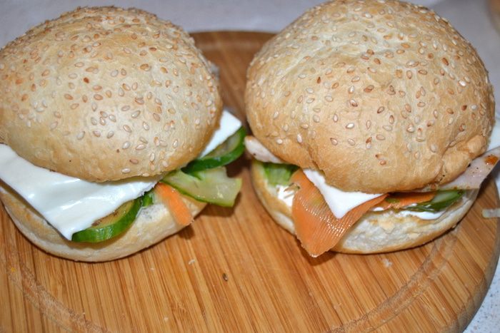 Бургер с индейкой и сочными овощами