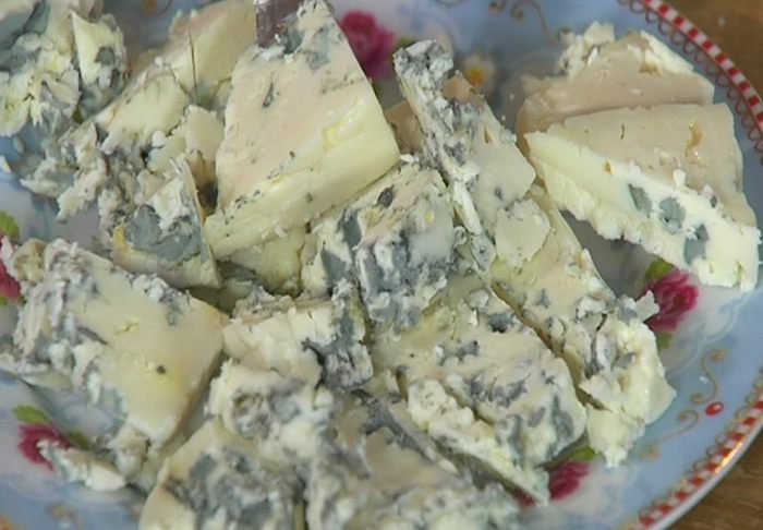 Яблочный пирог с пастернаком и голубым сыром 
