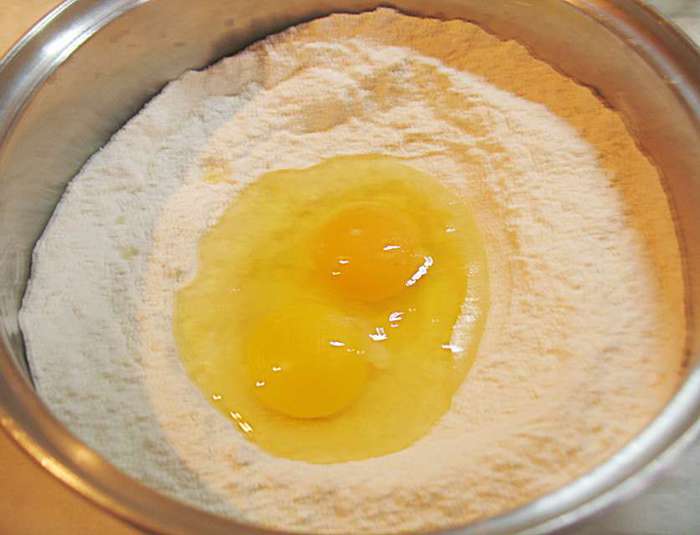 Блины с кокосовой стружкой и клубничным соусом