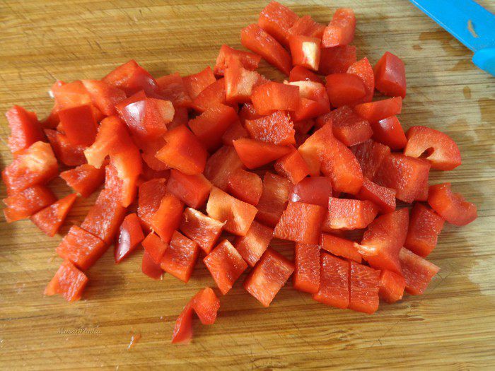 Средиземноморский суп с морепродуктами, рыбой и рисовой лапшой