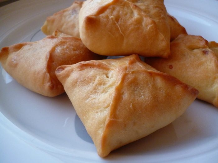 Пирожки с вкусом пиццы (из ленивого дрожжевого теста)