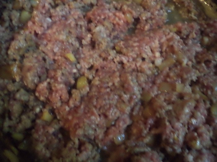 Конвертики из слоеного теста с начинкой из мясного фарша и феты