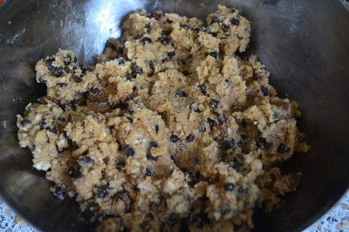 Овсяное печенье с изюмом и кусочками шоколада