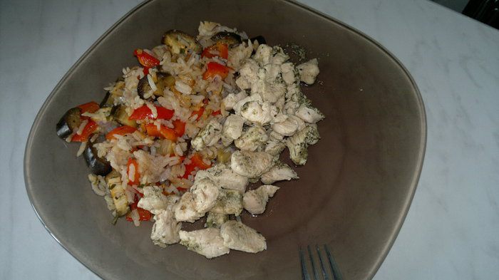Рис с весенними овощами и куриная грудка в травах