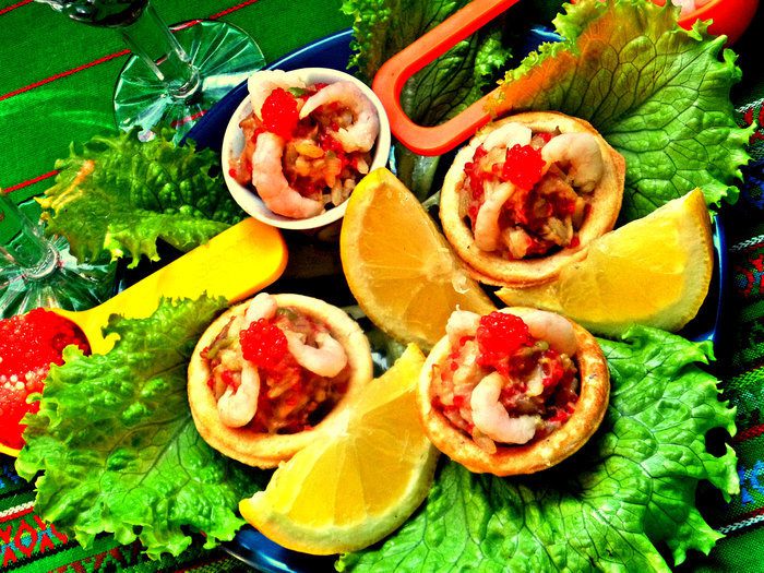Корзиночки с авокадо, креветками и икрой
