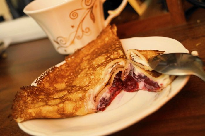 Тонкие блинчики с творогом и вишней