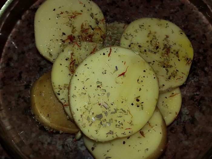 Печеный картофель с красной икрой