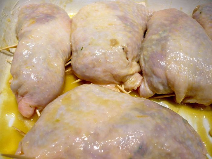 Куриные колбаски с шампиньонами и кедровыми орешками