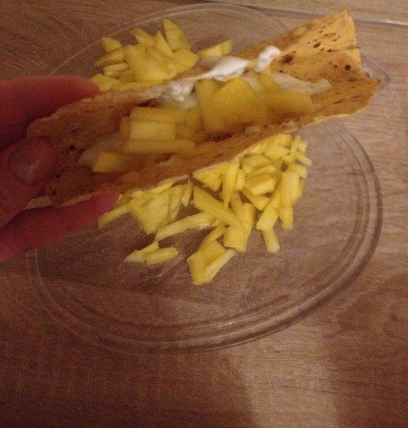 Кусочки курицы в индийской лепешке с манго и лаймовой заправкой