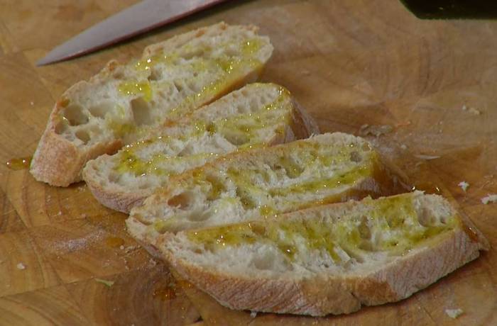 Тосканский суп из белой фасоли с чесночными гренками