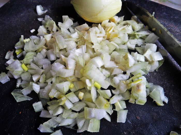 Серый горох с луком и беконом