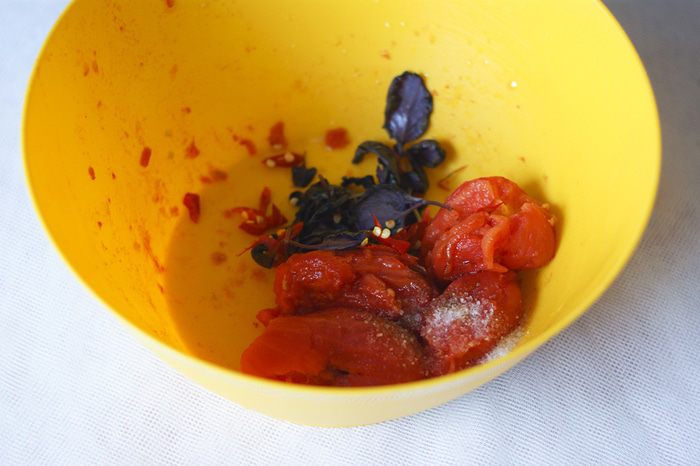 Паста из цукини с томатным соусом и овощами