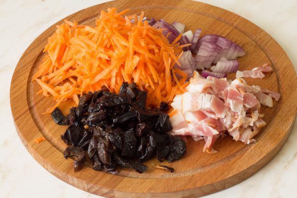 Суп-пюре из фасоли с беконом и черносливом