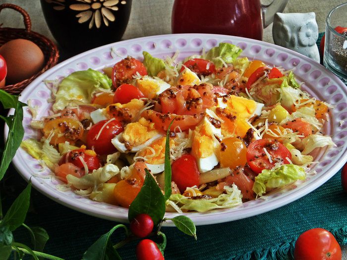 Салат с лососем, яйцом, овощами и семенами чиа