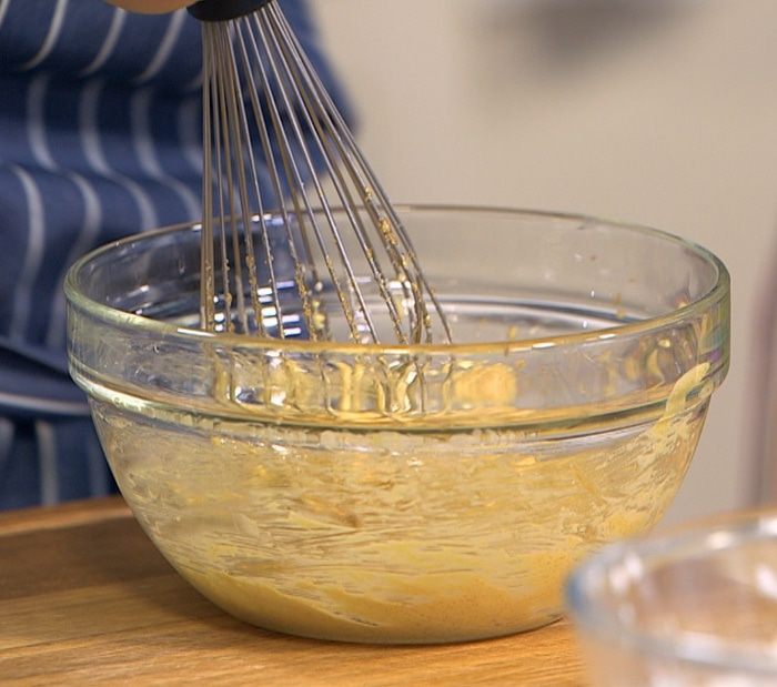 Яблочные оладушки с грецкими орехами и изюмом 
