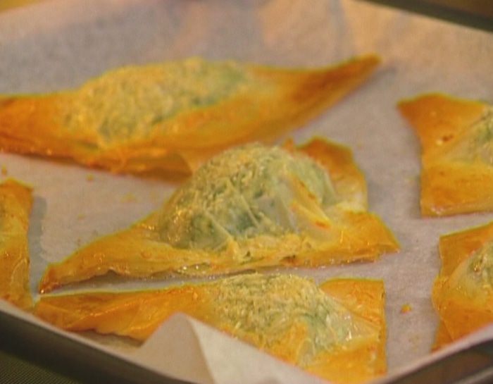 Пирожки со шпинатом, курицей и кедровыми орешками