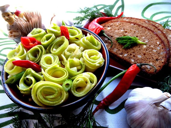 Маринованные роллы из молодых кабачков