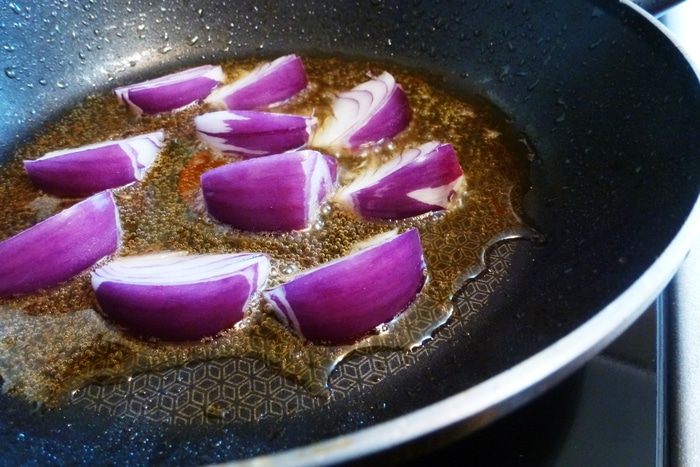 Утиная грудка Medium Rare с вялеными сливами и карамелизированным луком