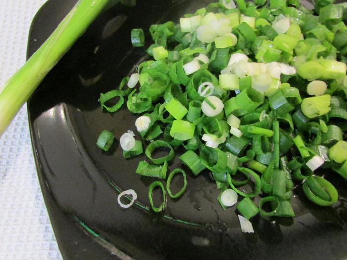 Роллы с яичных блинчиков с курицей и салатом