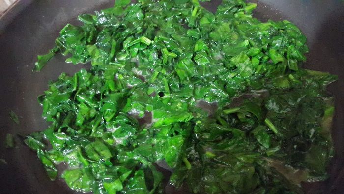 Лаваш с тунцом и шпинатом, запеченный в глиняной тарелке