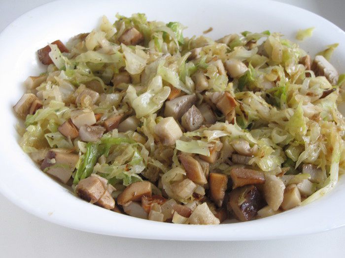 Кулебяка с капустой и солеными грибами