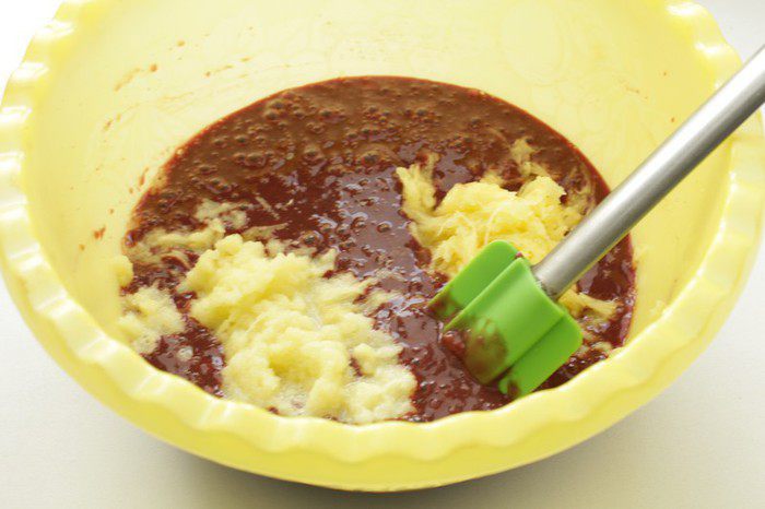 Печеночные оладьи с брусничным соусом