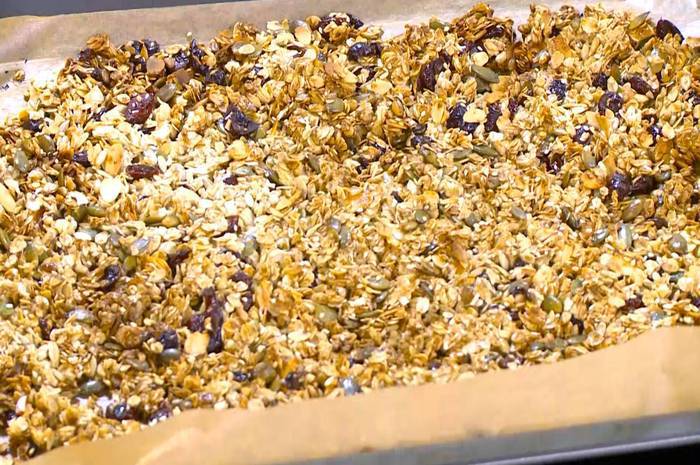 Гранола из семечек с клубникой и йогуртом 