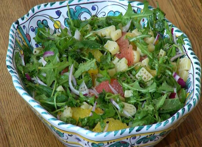 Теплый салат из макарон с цитрусовыми и мятой