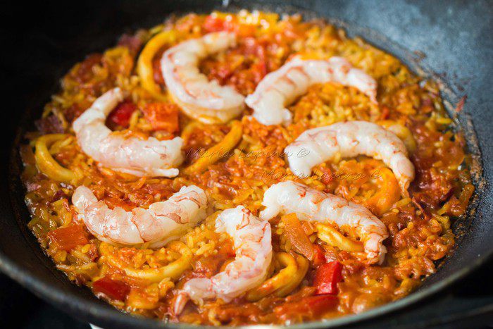 Паэлья с морепродуктами и чоризо 