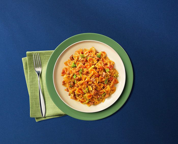 Фарфалле с брокколи и колбасками