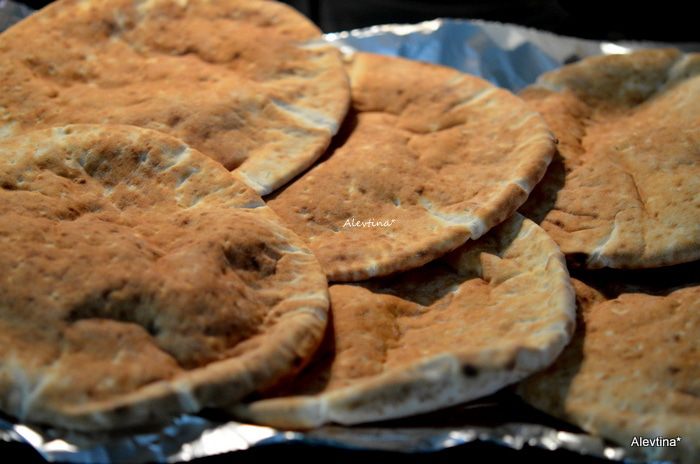 Ужин в турецком стиле на лепешке