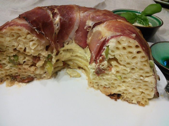 Макаронный пирог с базиликовым соусом