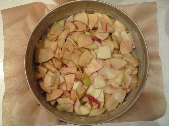 Шарлотка с яблоками и облепиховым йогуртом