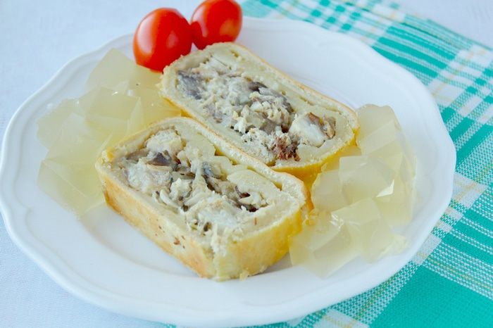 Пирог со скумбрией и грибами