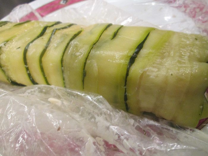 Рулет из курицы в цукини