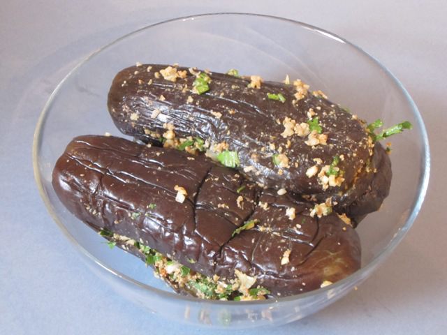 Маринованые баклажаны с орехами и сельдереем