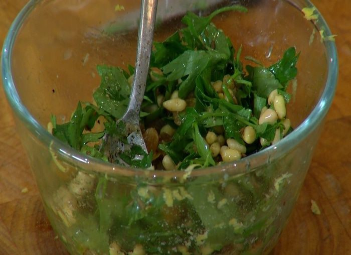 Куриное филе, фаршированное кедровыми орешками и лимоном